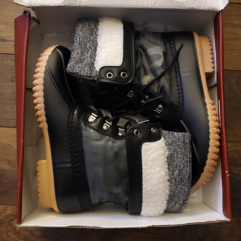 Henry Ferrera Snow Boots